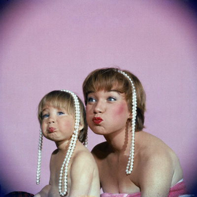 20090512094408-allan-grant-actress-shirley-maclaine-and-daughter-sachi-parker-pouting-with-string-of-pearls-on-their-heads.jpg