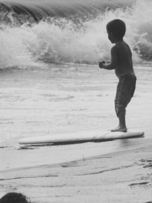 20090825025318-allan-grant-little-boy-standing-on-a-surf-board-staring-at-the-water.jpg