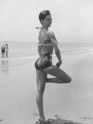 20090831191706-peter-stackpole-ballet-dancer-cyd-charisse-who-also-aspires-to-being-a-movie-star-posing-at-santa-monica-beach.jpg