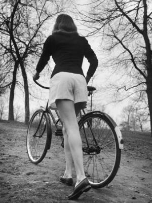 20090910092455-nina-leen-bicycle-being-pushed-by-a-typical-american-girl.jpg