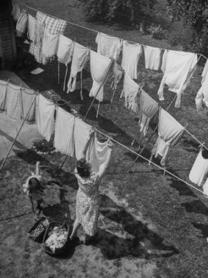 20090916104319-alfred-eisenstaedt-mother-hanging-laundry-outdoors-during-washday.jpg