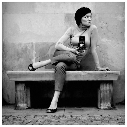 20100905112535-black-and-white-mood-photography-woman-60-camera-ffc8b9f82cb0802d2cf2ab3a34b415b6-h.jpg