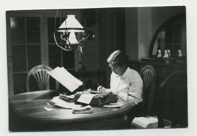 MAR&Iacute;A MOLINER. POR V&Iacute;CTOR JUAN BORROY